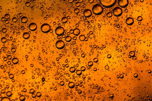 Su yüzeyinde yağ damlaları ve dalgaları olan soyut renkli arkaplan. Soyut arkaplan kavramı