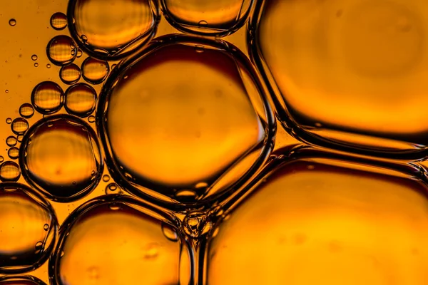 Su yüzeyinde yağ damlaları ve dalgaları olan soyut renkli arkaplan. Soyut arkaplan kavramı