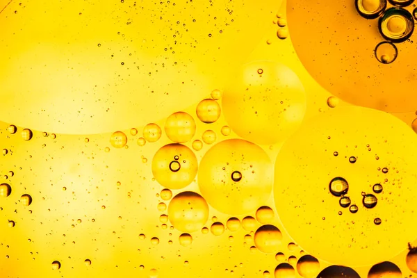 Su yüzeyinde yağ damlaları ve dalgaları olan soyut renkli arkaplan. Soyut arkaplan kavramı