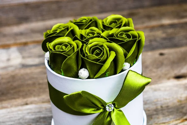 Zielone Róże Okrągłym Luksusowym Pudełku Bukiet Kwiatów Odizolowanym Papierowym Pudełku — Zdjęcie stockowe