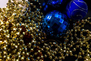 Mevsimlik dekorasyon ve süslemelerle Noel kompozisyonu