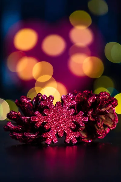 Dekorace Ozdoby Barevné Vánoční Kompozice Izolované Pozadí Rozmazaných Světel — Stock fotografie