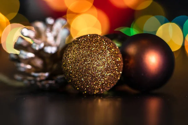 Noel Süsü Süsleri Bulanık Işık Arkaplanındaki Noel Kompozisyonu — Stok fotoğraf