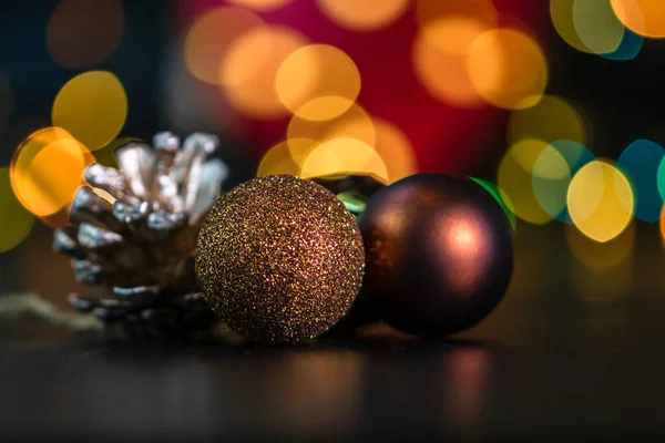 Decorazioni Natalizie Ornamenti Composizione Natalizia Sfondo Luci Sfocate Palle Natale — Foto Stock