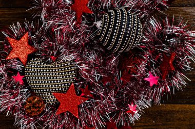 Tahta üzerinde Noel süslemeleri. Renkli, neşeli ve parlak Noel süslemeleri.