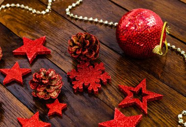 Tahta üzerinde Noel süslemeleri. Renkli, neşeli ve parlak Noel süslemeleri.