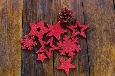 Ahşap tahtada renkli, parıltılı ve parlak Noel süsleri. Noel konsepti. Noel arkaplanı.