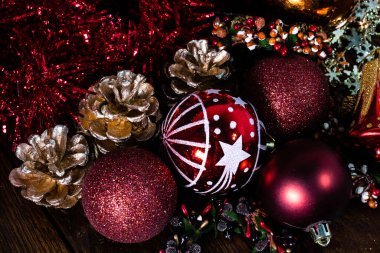 Tahta üzerinde Noel süslemeleri. Noel konsepti. Renkli Noel baloları.