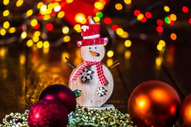 Bulanık ışıkların arka planında izole edilmiş renkli bir Noel kompozisyonu ile dekorasyon ve süslemeler.