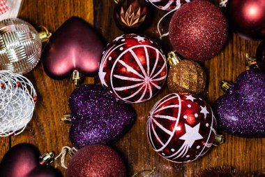 Tahta üzerinde Noel süslemeleri. Noel konsepti. Renkli ve ışıltılı Noel baloları.