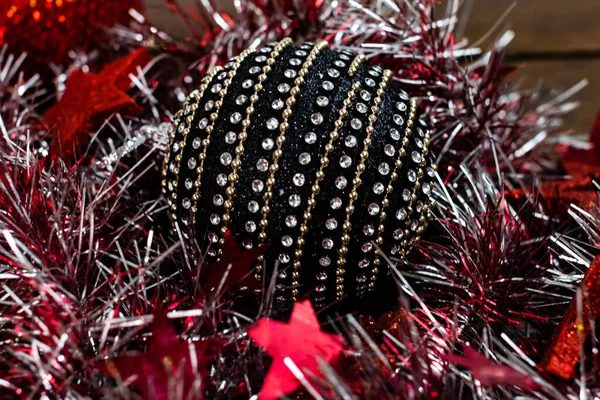 Kerstversiering Houten Plank Kerstconcept Zwart Glanzend Kerstbal — Stockfoto