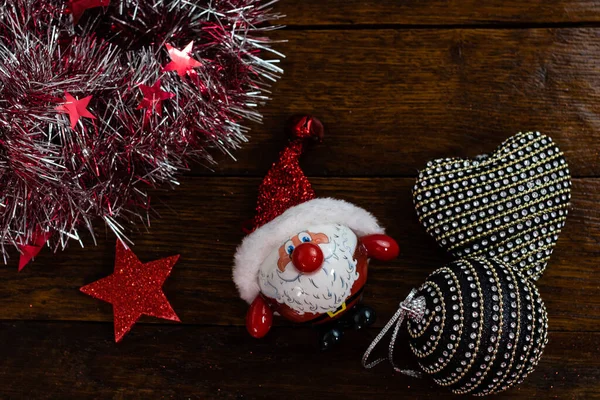Χριστουγεννιάτικα Στολίδια Ξύλινη Σανίδα Πολύχρωμα Λαμπερά Και Λαμπερά Χριστουγεννιάτικα Στολίδια — Φωτογραφία Αρχείου