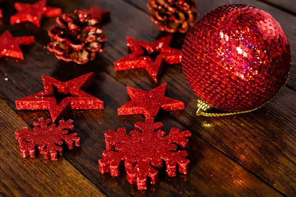 Tahta Üzerinde Noel Süslemeleri Renkli Neşeli Parlak Noel Süslemeleri — Stok fotoğraf
