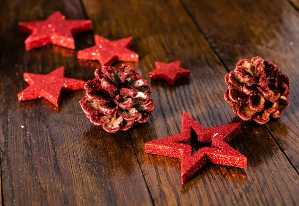 木製ボード上のカラフルな キラキラと光沢のあるクリスマスの装飾 クリスマスのコンセプト クリスマスの背景 — ストック写真