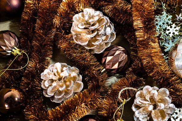 Kutuda Noel Süsleri Noel Konsepti Noel Topları Kozalaklar Çelenkler — Stok fotoğraf
