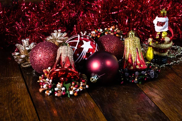 Tahta Üzerinde Noel Süslemeleri Noel Konsepti Renkli Noel Baloları — Stok fotoğraf