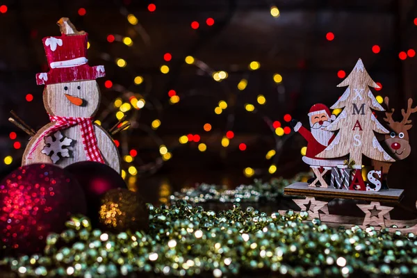 Bulanık ışıkların arka planında izole edilmiş renkli bir Noel kompozisyonu ile dekorasyon ve süslemeler.