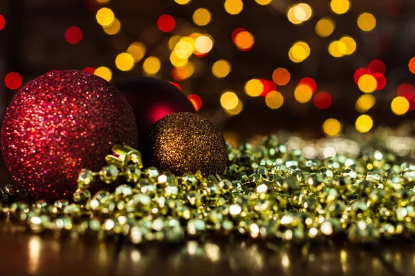 ぼやけた背景とフォーカスライトの外にクリスマスの装飾 クリスマスのコンセプト 色とりどりのガーランド — ストック写真