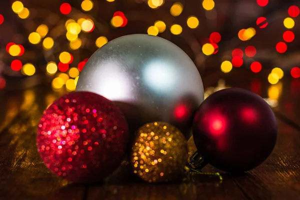 Decorações Natal Contra Fundo Turvo Luzes Fora Foco Close Bolas — Fotografia de Stock