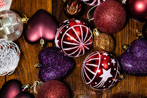 Tahta üzerinde Noel süslemeleri. Noel konsepti. Renkli ve ışıltılı Noel baloları.