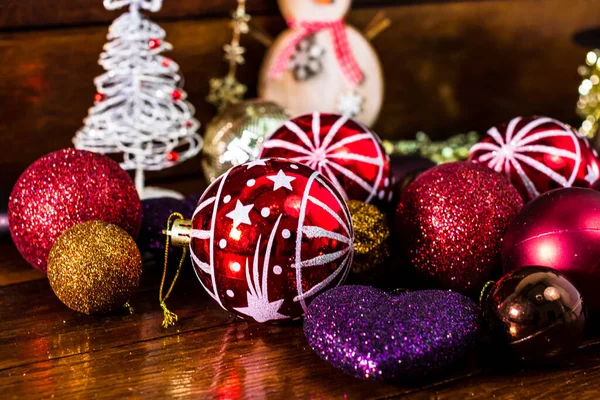 カラフルなクリスマス構成でクリスマスツリーを飾るための装飾や装飾 — ストック写真