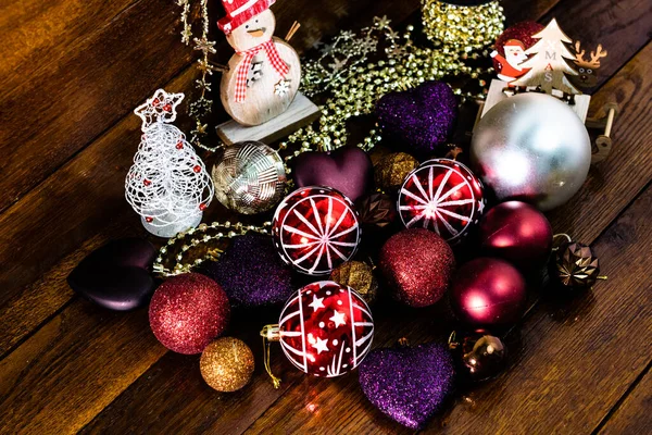Tahta Üzerinde Noel Süslemeleri Noel Konsepti Renkli Işıltılı Noel Baloları — Stok fotoğraf