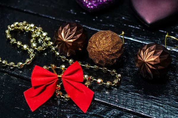 Tahta Üzerinde Noel Süslemeleri Noel Baloları Renkli Noel Çelenkleri — Stok fotoğraf