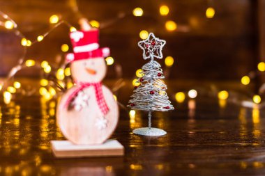 Mevsimlik dekorasyon ve süslemelerle Noel kompozisyonu