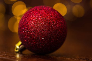 Arka planda bulanık bir Noel süsü var. Parlak Noel balosuna yakın çekim. Noel ışıkları.