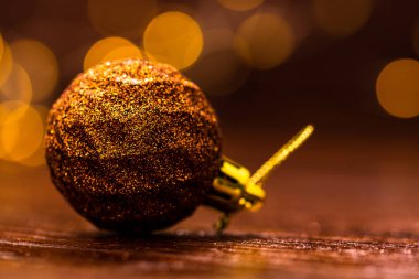 Işıkların bulanık ve parlak arka planında izole edilmiş renkli bir Noel balosu. Soyutlanmış Noel mücevherleri.