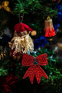 Noel süslemeleri köknar ağacında. Madalyalı Noel ağacı. Noel süslemeleri olan Firavun dalı.