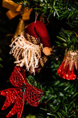Noel süslemeleri fotoğrafı. Noel baloları. Renkli süslemeler.