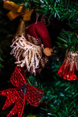 Mevsimlik dekorasyon ve süslemelerle Noel kompozisyonu