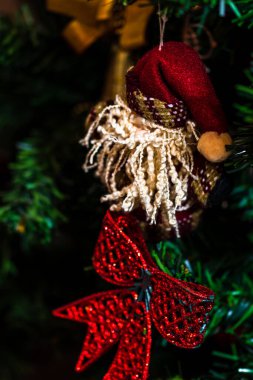Mevsimlik dekorasyon ve süslemelerle Noel kompozisyonu