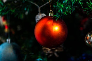 Noel kompozisyonu, mevsimlik dekorasyonlar ve süsler, renkli Noel arkaplanı Noel havası konsepti.