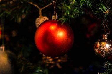 Mevsimlik dekorasyon ve süslemelerle Noel kompozisyonu