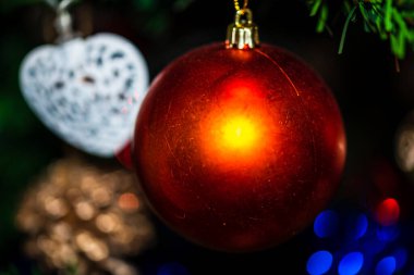 Mevsimlik dekorasyon ve süslemelerle Noel kompozisyonu