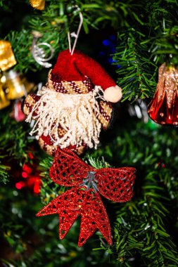 Noel süslemeleri fotoğrafı. Noel baloları. Renkli süslemeler.
