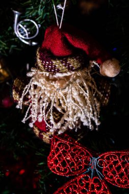 Noel süslemeleri köknar ağacında. Madalyalı Noel ağacı. Noel süslemeleri olan Firavun dalı.