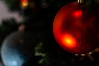 Noel süslemeleri köknar ağacında. Madalyalı Noel ağacı. Noel süslemeleri olan Firavun dalı.