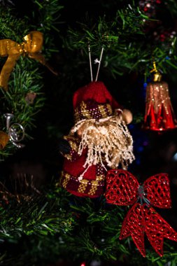 Noel süslemeleri köknar ağacında. Madalyalı Noel ağacı. Noel süslemeleri olan Firavun dalı.