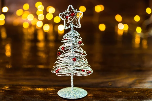 Dekoracje Świąteczne Niewyraźnym Tle Mały Srebrny Drut Choinka Mini Choinka — Zdjęcie stockowe
