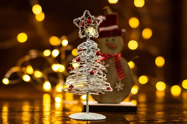 Dekoracje Świąteczne Niewyraźnym Tle Mały Srebrny Drut Choinka Mini Choinka — Zdjęcie stockowe