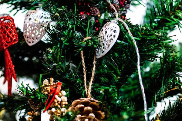 Χριστουγεννιάτικα Στολίδια Έλατο Διακοσμημένο Χριστουγεννιάτικο Δέντρο Κλάδος Fir Χριστουγεννιάτικα Στολίδια — Φωτογραφία Αρχείου