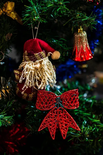 Świąteczne Dekoracje Wiszące Jodle Ozdobiona Choinka Gałąź Bombkami Świątecznymi — Zdjęcie stockowe