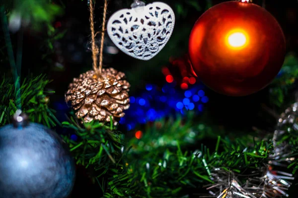 Karácsonyi Díszek Lógnak Fenyőfán Díszített Karácsonyfa Fir Karácsonyi Baubles Dekoráció — Stock Fotó