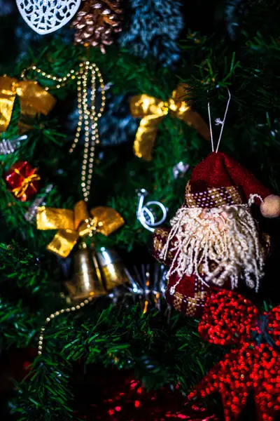 Noel süslemeleri köknar ağacında. Madalyalı Noel ağacı. Noel süslemeleri olan Firavun dalı.