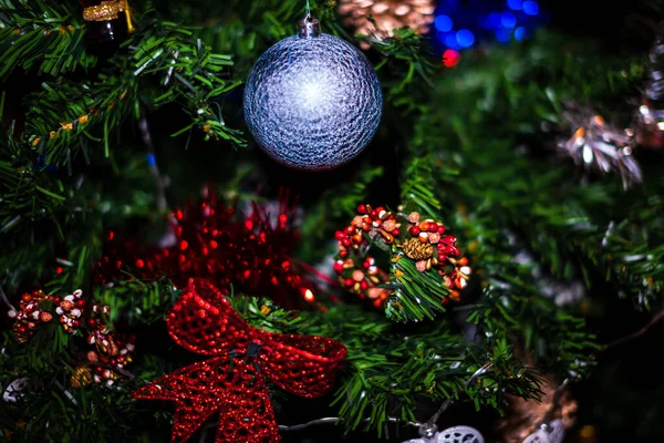 Świąteczne Dekoracje Wiszące Jodle Ozdobiona Choinka Gałąź Bombkami Świątecznymi — Zdjęcie stockowe