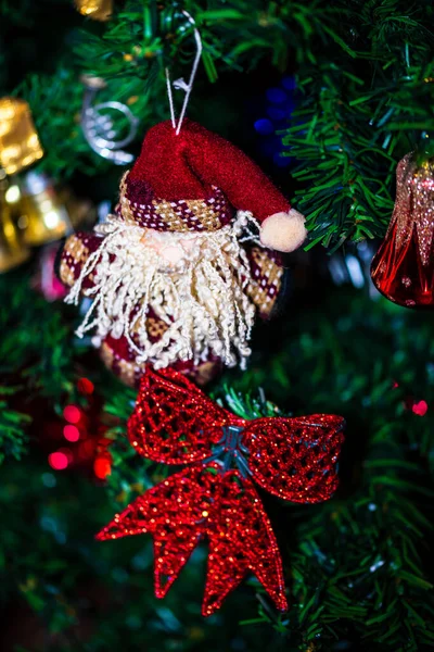 Kerstversiering Aan Dennenboom Versierde Kerstboom Fir Tak Met Kerstballen Decoraties — Stockfoto