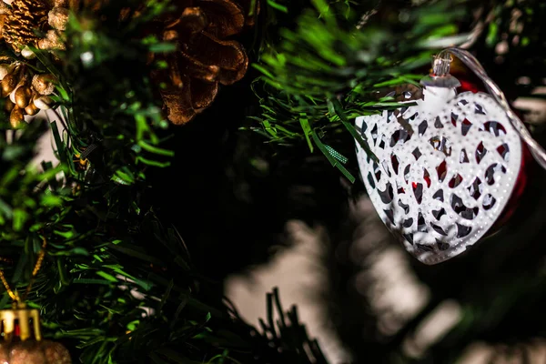 Karácsonyi Díszek Lógnak Fenyőfán Díszített Karácsonyfa Fir Karácsonyi Baubles Dekoráció — Stock Fotó